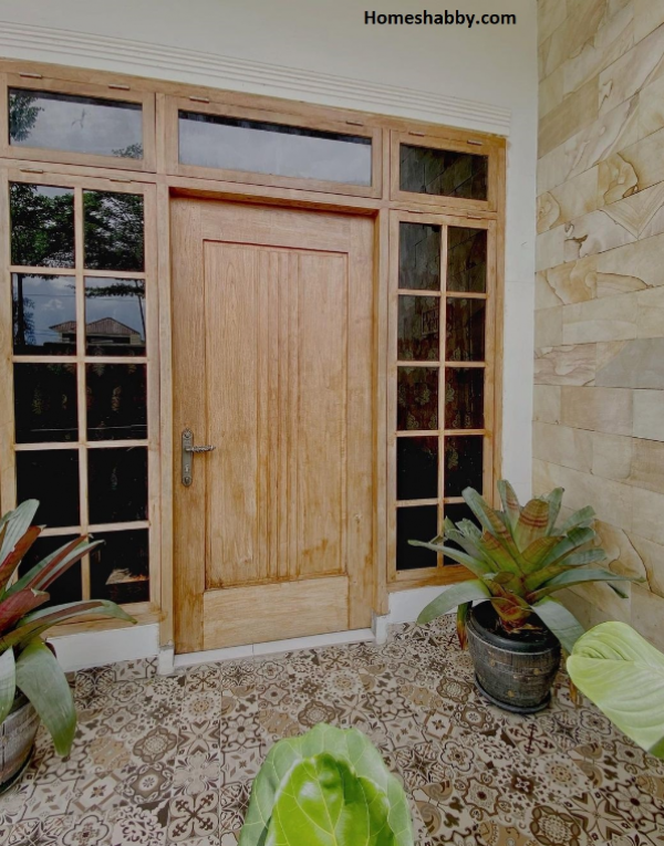 Pintu rumah dengan detail kayu alami